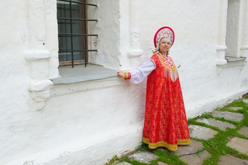 женщина в старинном наряде