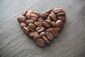 grains de café en forme de coeur sur ardoise