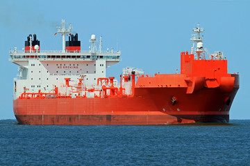 roter Shuttle Tanker vor Cuxhaven