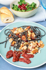Spaghetti al nero di seppia mit Meeresfrüchten und Tomaten