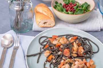 Spaghetti al nero di seppia mit Meeresfrüchten und Tomaten
