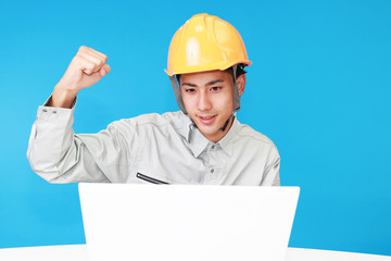 ガッツポーズの労働者