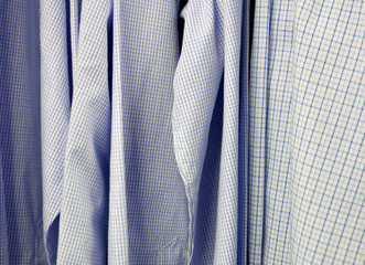 Nahaufnahme von karierten Hemden hängend an Kleiderbügeln