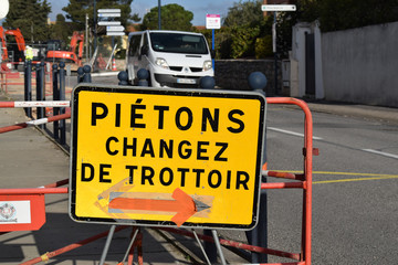 Panneau de chantier : piétons changez de trottoir