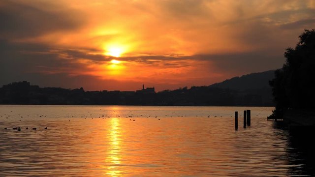 Tramonto sul lago