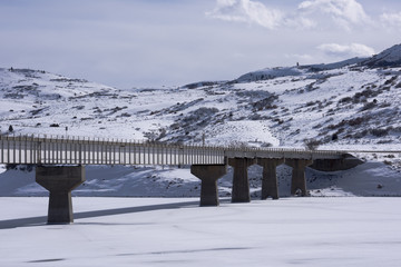 Fototapeta premium Blue Mesa Reservoir Highway 50 bridge.