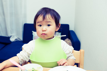 Naklejka premium 赤ちゃん 食事中