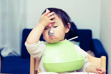 赤ちゃん 食事中