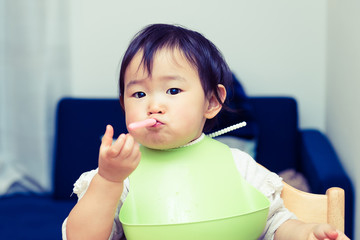 赤ちゃん 食事中