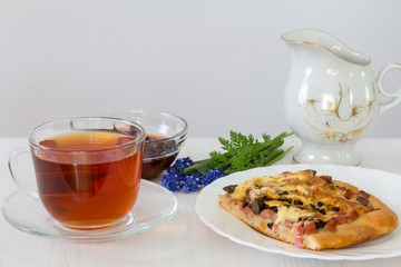 Tea with pizza