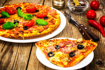 Pizza with prosciutto, tomatoes and mozzarella