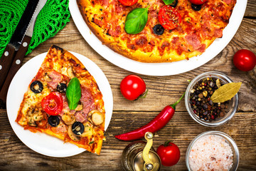 Pizza with prosciutto, tomatoes and mozzarella