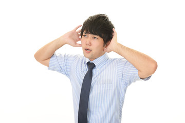 困惑した表情のビジネスマン