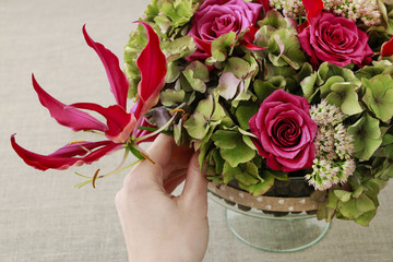 Fototapeta na wymiar how to make floral arrangement with gloriosa superba, rose, hort