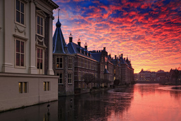 Fototapeta premium sunset behind the Dutch parliament buildings
