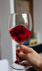 desgustazione vino, donna fa girare vino nel bicchiere