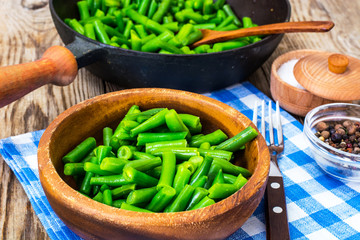 Green beans in wooden bowl