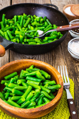 Green beans in wooden bowl