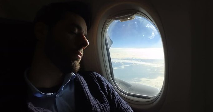 Ragazzo che dorme su un aereo