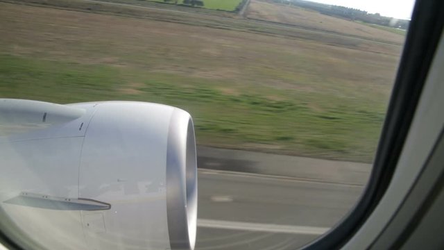 Motore Turbofan aereo alla massima potenza durante un decollo