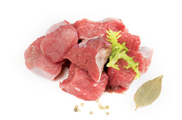 morceaux de viande de boeuf cru à bourguignon sur fond blanc