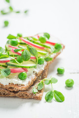 Bio crispy bread with avocado, creamy cheese and peas