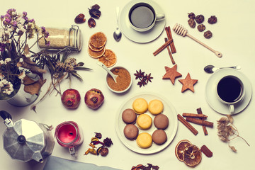 Mesa con tazas de café, macarons, galletas. Bodegón. Vista superior. La hora del café