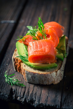 Spring wholegrain bread with avocado, dill and salmon