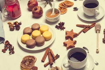 Mesa con tazas de café, macarons, galletas. Bodegón. Vista superior