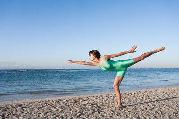 Fototapeta na wymiar femme faisant de la gymnastique sur une plage