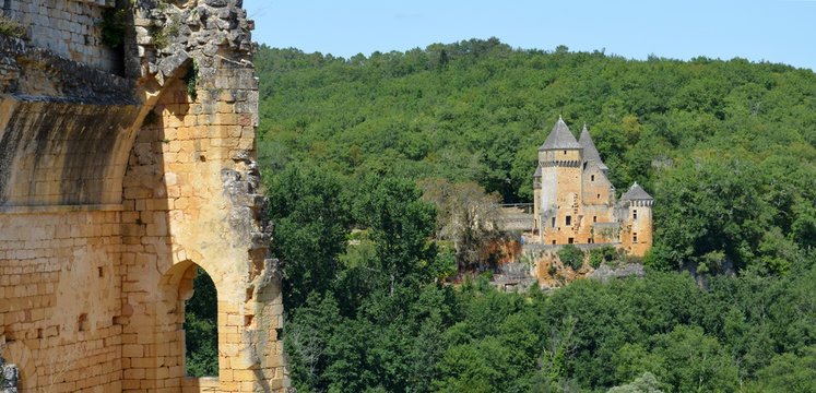 Chateau de Laussel, Dordogne France - avec mur en ruine