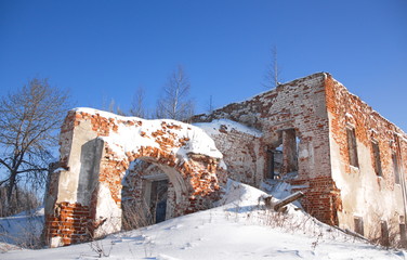 старый заброшенный дом из кирпича 