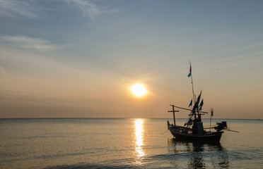 Obraz premium Fishing boats in the morning at sunrise.