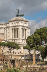 Obraz premium The Roman Forum is a plaza surrounded by many ruins of ancient government buildings in the center of Rome
