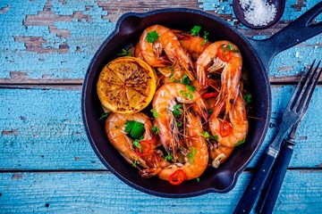 Roasted shrimps with parsley, chili pepper, garlic and lemon