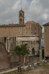 Obraz premium The Roman Forum is a plaza surrounded by many ruins of ancient government buildings in the center of Rome
