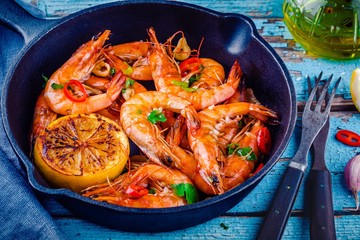 Roasted prawns with parsley, chili pepper, garlic and lemon