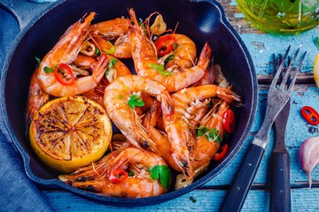 Roasted prawns with parsley, chili pepper, garlic and lemon