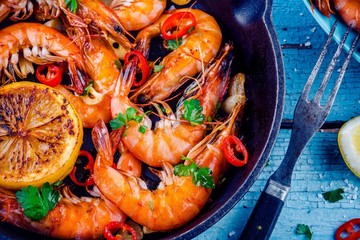 Roasted prawns with parsley, chili pepper, garlic and lemon