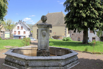 Obraz premium Brunnen in St.Sauves, Vulkanauvergne