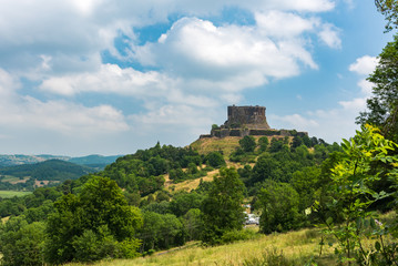 Fototapeta na wymiar Vue sur le château de Murol en Auvergne. Ciel bleu et menacant