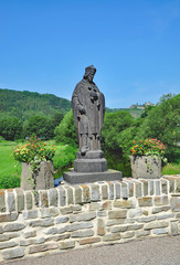 Fototapeta premium der Heilige Nepomuk(Brückenheilige)auf der Ahrbrücke in Rech im Ahrtal,Rheinland-Pfalz,Deutschland