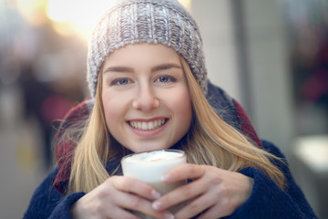 Junge Frau wärmt sich mit Kaffee aus