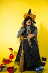 befana su sfondo giallo