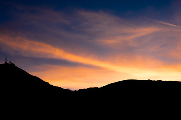 Coucher de soleil au Puy de Dôme. Ciel bleu et rose.