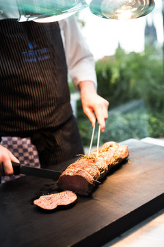 Chefkoch, Fleisch anschneiden, Tranchieren, Tranchieren von Fleisch,  Fleisch fachgerecht zerlegen