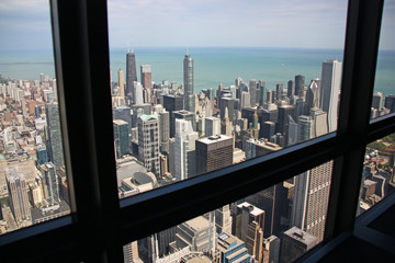 Fototapeta na wymiar Gratte-ciel à Chicago sur fond de lac Michigan, USA