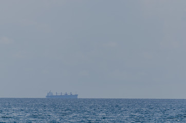 Obraz premium handelsschiff am horizont
