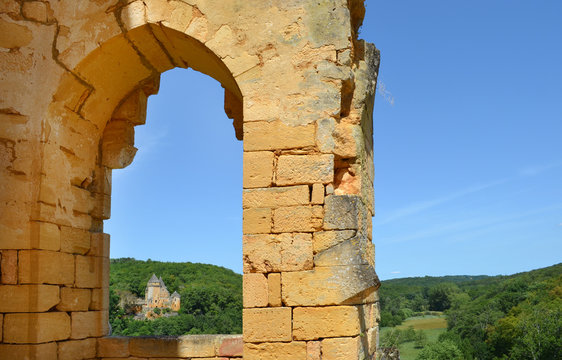 Chateau de Laussel, Dordogne France - par la fen&ecirc;tre
