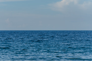 Fototapeta na wymiar blaues meer und weiter horizont